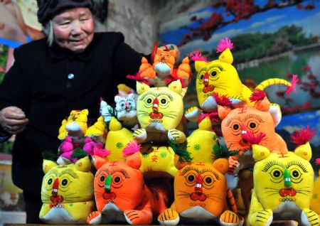 Tiger-shaped craftworks popular in Hebei as Chinese lunar new year approaches