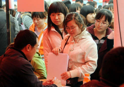 Job seekers crowd into fair in Shijiazhuang