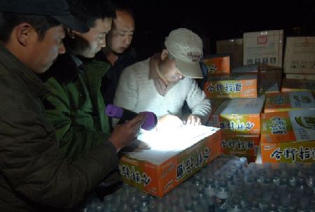 Ten farmers from Hebei arrives in quake-hit Yushu with relief goods