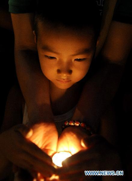 Candles lighted up to mourn for Zhouqu mudslide victims