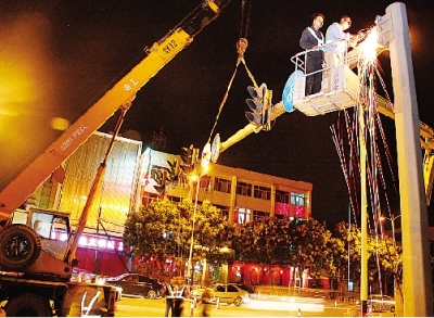 Cangzhou--new multifunctional traffic lights installed