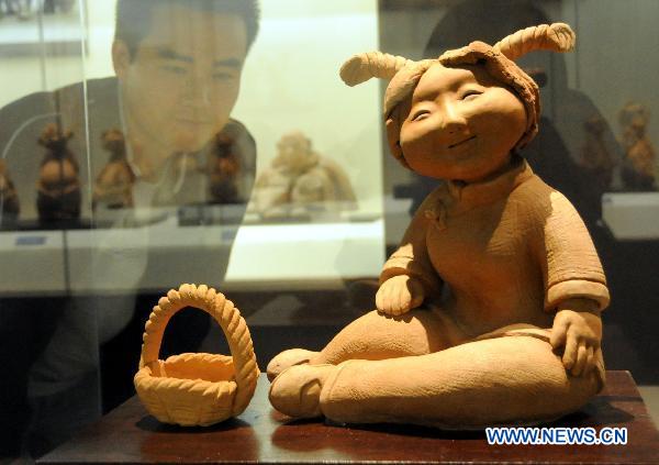 Mud sculptures feature country lives Hebei