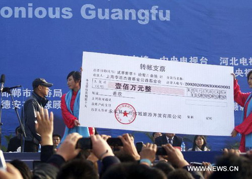 Jet Li attends charity campaign in Hebei