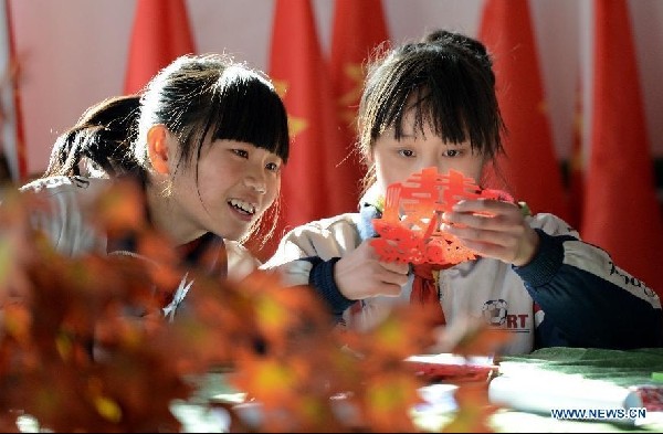 Students learn Chinese paper cut art in N China's Hebei