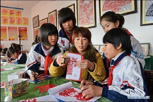 Students learn Chinese paper cut art in N China's Hebei
