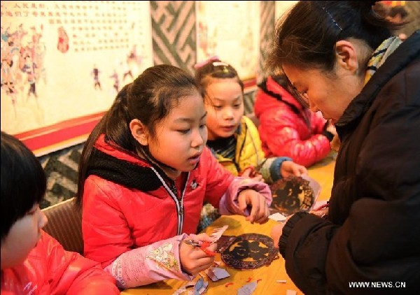 Citizens learn to make paper-cuttings to greet Spring Festival