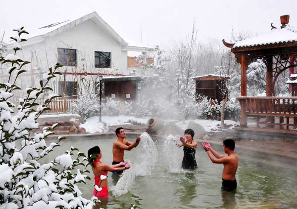 People enjoy hot spring in Xingtai