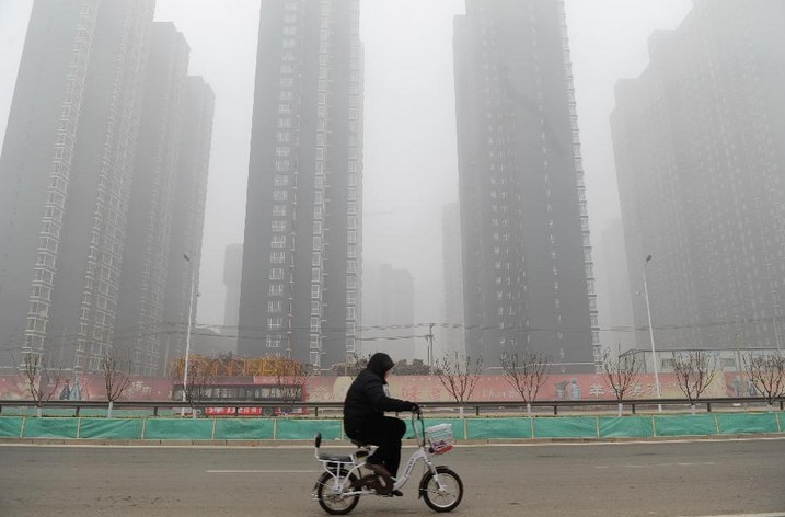 Heavy fog shrouds China's Hebei Province